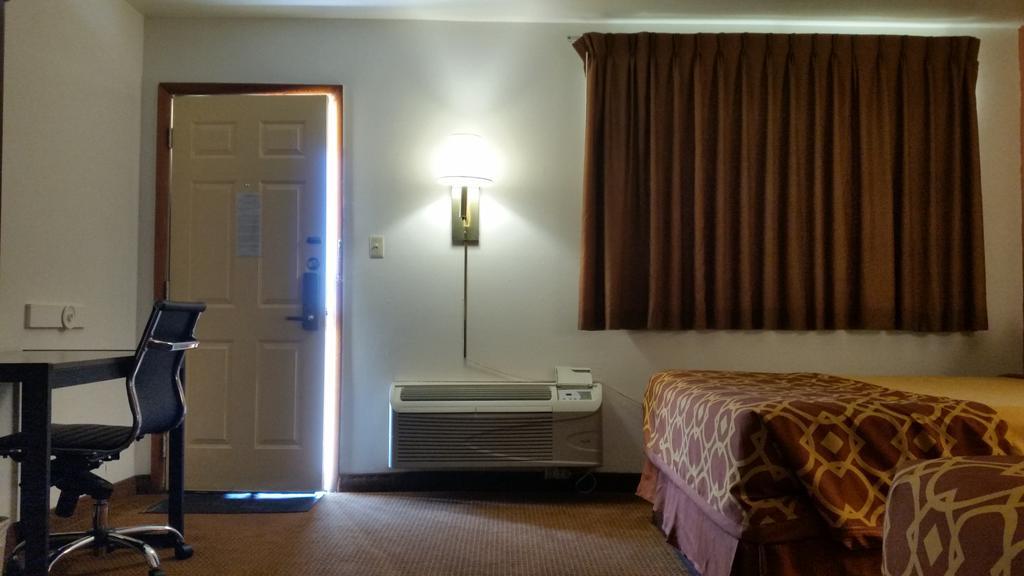 American Inn Of ליברל מראה חיצוני תמונה